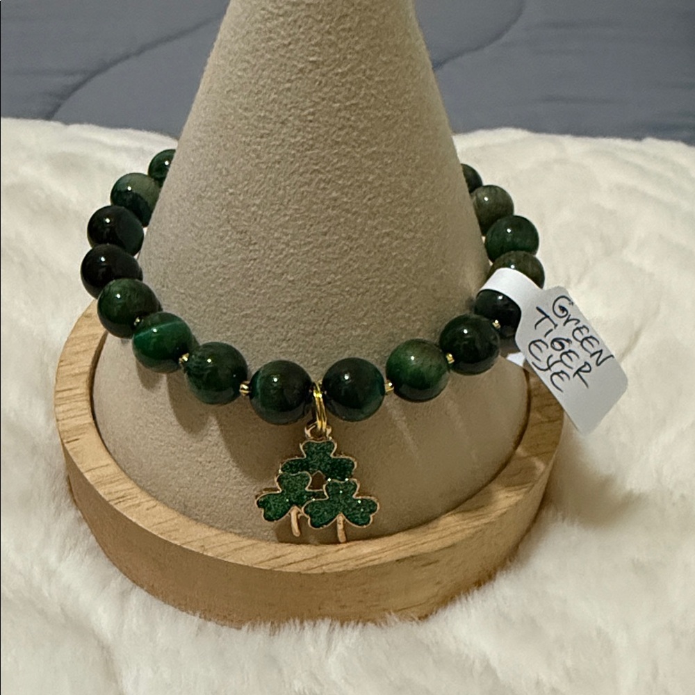 🆕 Green Tiger Eye Beaded Bracelet with Clover Charm